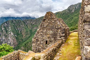 Peru 'nun antik Machu Picchu şehrinde iyi korunmuş İnka binaları ve evler..