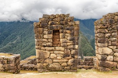 Peru 'nun antik Machu Picchu şehrinde iyi korunmuş İnka binaları ve evler..