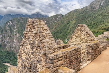 Peru 'nun antik Machu Picchu şehrinde iyi korunmuş İnka binaları ve evler..