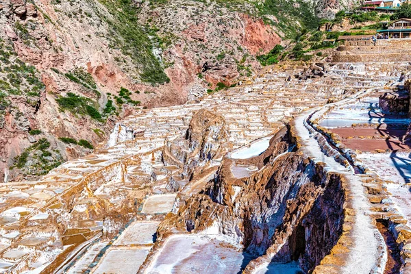 サリナス マラスでの眺め 男はまた インカの聖なる谷とペルーのクスコ近くのマラスの町の近くの塩鉱山と呼ばれる塩の蒸発池を作りました — ストック写真