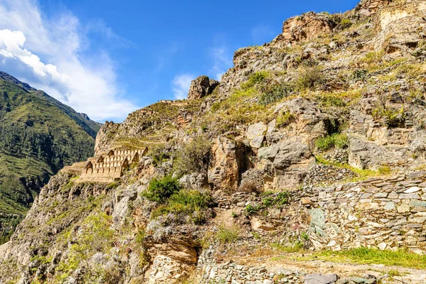 古代印加人的Pinkuylluna考古遗址存放庄稼 位于秘鲁印加省圣谷Ollantaytambo市上方山坡上的房屋 — 图库照片