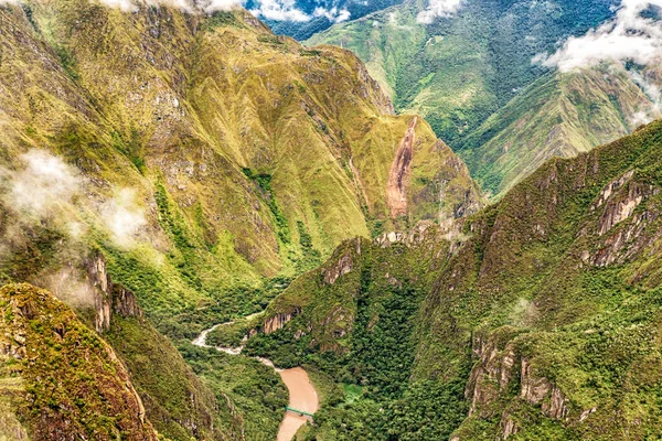 Kutsal Vadi manzarasındaki Wayna Picchu dağından ve aşağıdaki Urubamba nehrinden, Cusco yakınlarındaki Peru 'dan hava manzarası..