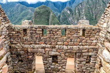 Peru 'nun antik Machu Picchu şehrinde iyi korunmuş İnka binaları ve evler..