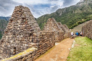 Peru 'nun antik Machu Picchu şehrinde iyi korunmuş İnka binaları ve evler..