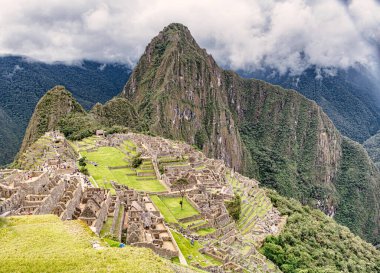 Machu Picchu Dağı 'nın zirvesine tırmanırken arka plandaki İnka şehir kompleksi ve Wayna, Picchu dağı. Peru, Cusco yakınlarında yer almaktadır..