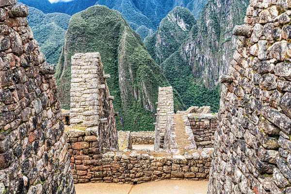 Peru 'nun antik Machu Picchu şehrinde iyi korunmuş İnka binaları ve evler..