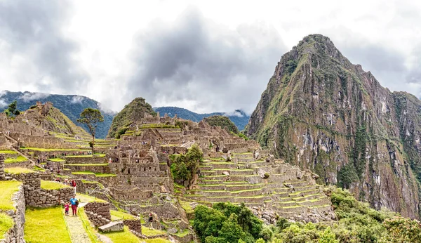 Machu Picchu Peru April 2019 Tourists Visiting Buildings Houses Ancient — Stock Photo, Image