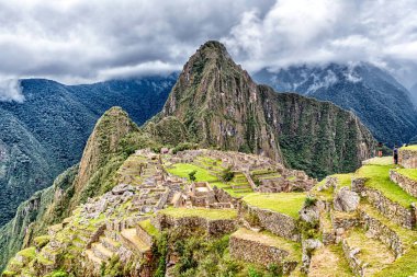 Machu Picchu Dağı 'nın zirvesine tırmanırken arka plandaki İnka şehir kompleksi ve Wayna, Picchu dağı. Peru, Cusco yakınlarında yer almaktadır..