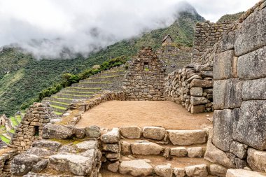 Peru 'daki Cusco yakınlarındaki antik İnka şehri Machu Picchu' daki bina ve binalara bakın..