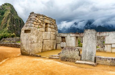 Peru 'daki Cusco yakınlarındaki antik İnka şehri Machu Picchu' daki Üç Pencere Tapınağı 'na bakın. Wayna, Huayana dağ zirvesi arka planda.