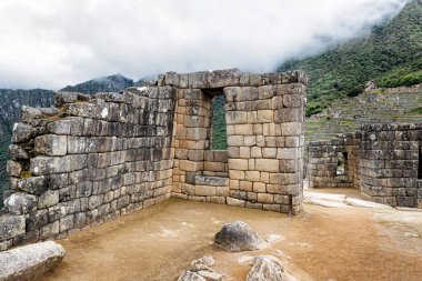Peru 'daki Cusco yakınlarındaki antik İnka şehri Machu Picchu' daki bina ve binalara bakın..