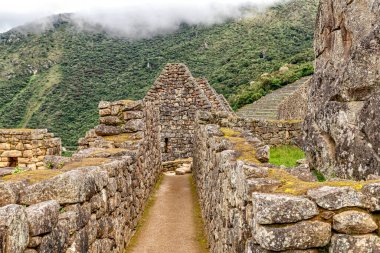 Peru 'daki Cusco yakınlarındaki antik İnka şehri Machu Picchu' daki bina ve binalara bakın.. 