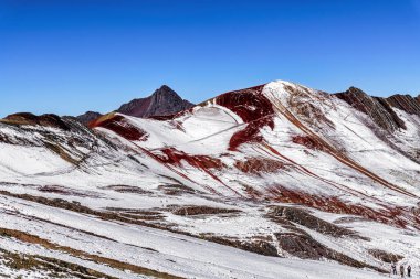 Vinicunca, Cusco Bölgesi, Peru 'daki yürüyüş rotasının etrafındaki manzara. Montana de Siete Renkleri, ya da Gökkuşağı Dağı. ve Kızıl Vadi.