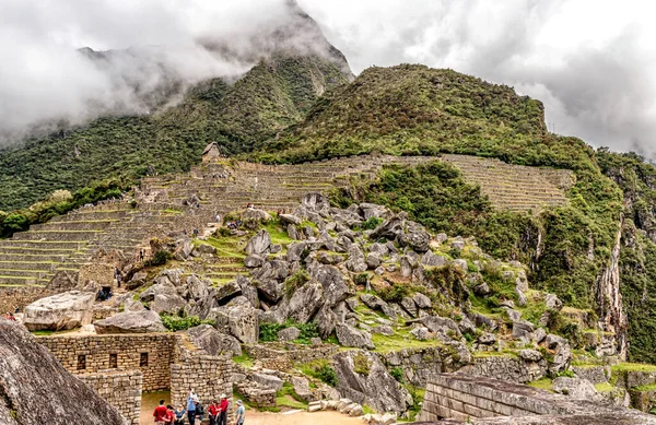 Machu Picchu Perú Abril 2019 Turistas Plaza Sagrada Granito Caos — Foto de Stock