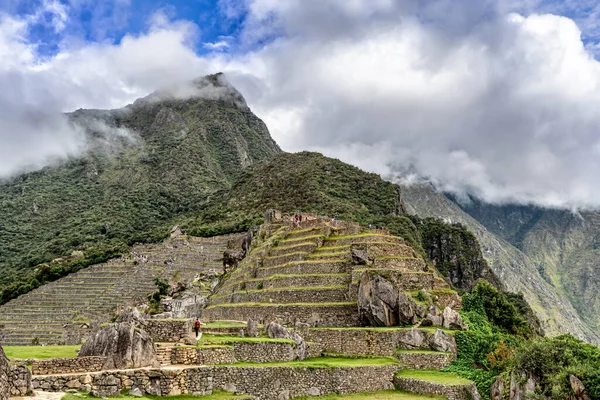 Machu Picchu Peru April 2019 Tourists Walking Agriculture Terraces Guard — Stock Photo, Image
