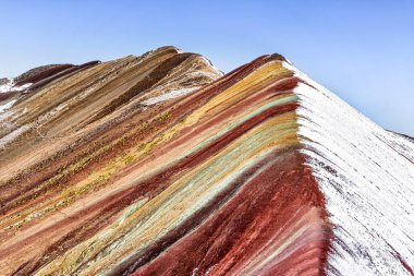 Vinicunca, Cusco Bölgesi, Peru 'daki yürüyüş rotasının etrafındaki manzara. Montana de Siete Renkleri, ya da Gökkuşağı Dağı. ve Kızıl Vadi.