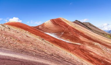 Vinicunca, Cusco Bölgesi, Peru 'daki yürüyüş rotasının etrafındaki manzara. Montana de Siete Renkleri, ya da Gökkuşağı Dağı. ve Kızıl Vadi.