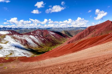 Vinicunca, Cusco Bölgesi, Peru 'daki yürüyüş rotasının etrafındaki manzara. Montana de Siete Renkleri, ya da Gökkuşağı Dağı. ve Kızıl Vadi.