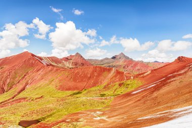Vinicunca, Cusco Bölgesi, Peru 'daki yürüyüş rotasının etrafındaki manzara. Montana de Siete Renkleri, ya da Gökkuşağı Dağı. ve Kızıl Vadi.