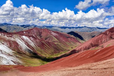 Vinicunca, Cusco Bölgesi, Peru 'daki yürüyüş rotasının etrafındaki manzara. Montana de Siete Renkleri, ya da Gökkuşağı Dağı. ve Kızıl Vadi.