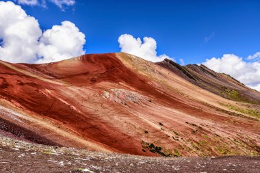 Vinicunca, Cusco Bölgesi, Peru 'daki yürüyüş rotasının etrafındaki manzara. Montana de Siete Renkleri, ya da Gökkuşağı Dağı. ve Kızıl Vadi.