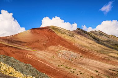 Vinicunca, Cusco Bölgesi, Peru 'daki yürüyüş rotasının etrafındaki manzara. Montana de Siete Renkleri, ya da Gökkuşağı Dağı. ve Kızıl Vadi.