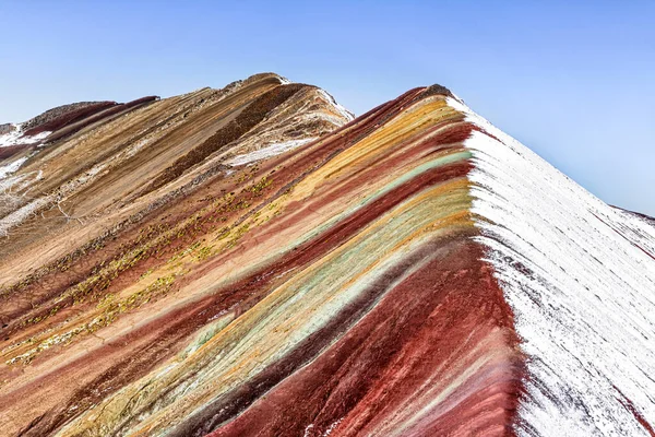 Vinicunca, Cusco Bölgesi, Peru 'daki yürüyüş rotasının etrafındaki manzara. Montana de Siete Renkleri, ya da Gökkuşağı Dağı. ve Kızıl Vadi.