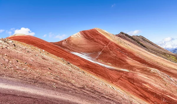 Vinicunca, Cusco Bölgesi, Peru 'daki yürüyüş rotasının etrafındaki manzara. Montana de Siete Renkleri, ya da Gökkuşağı Dağı. ve Kızıl Vadi.