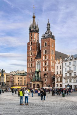 Krakow, Polonya - Şubat 02, 2019: Polonya 'nın başkenti Krakow' da bulunan tarihi St Mary Kilisesi 'ne bakın..