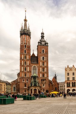 Krakow, Polonya - Şubat 02, 2019: Polonya 'nın başkenti Krakow' da bulunan tarihi St Mary Kilisesi 'ne bakın..