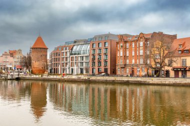 Gdansk, Polonya 14 Şubat 2019 'da Polonya' nın eski tarihi kenti Gdansk 'taki Motlawa Nehri boyunca tarihi evlerde görüldü. Pek çok turistik noktadan biri.. 