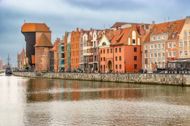 Gdansk, Polonya 14 Şubat 2019, Gdansk Crane 'in tarihi manzarası ve Motlawa Nehri boyunca Hanseatic tarzı binalar, Polonya.