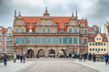 Gadansk, Polonya - 14 Şubat 2019: Eski Gdansk Polonya kasabasındaki Yeşil Kapı.