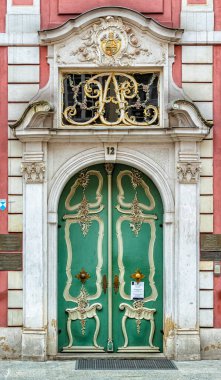 Gdansk, Polonya - 14 Şubat 2019: Polonya 'nın Gdansk kentindeki Dluga adlı Long Street' teki Uphagen evine tarihi giriş kapılarına bakın.