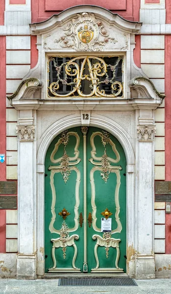 Gdansk, Polonya - 14 Şubat 2019: Polonya 'nın Gdansk kentindeki Dluga adlı Long Street' teki Uphagen evine tarihi giriş kapılarına bakın.