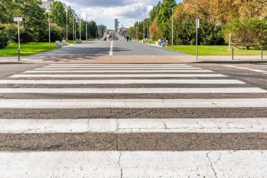 Polonya Denizcilik Anıtı 'nın Gdynia, Polonya' daki Kosciuszko meydanındaki geçidine bakın..