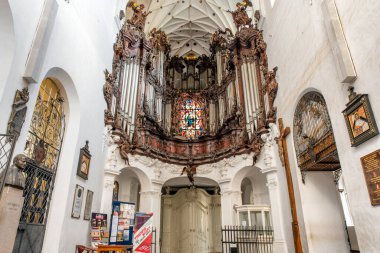 Gdansk, Polonya - 18 Eylül 2019: Kutsal Üçleme, Kutsal Bakire Meryem ve Aziz Bernard, Polonya 'nın Gdansk Oliwa Katedrali' ndeki ana Organ 'a bakın. 