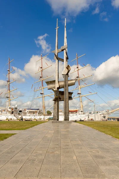 Visa Meter Höga Stål Enheter Tre Mast Monument Till Minne — Stockfoto
