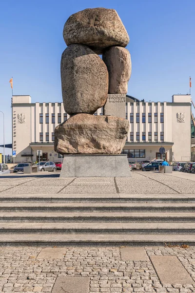 2019年9月24日波兰格丁尼亚位于贡布里茨广场格丁尼亚港海洋站历史建筑前的海洋人民纪念碑 — 图库照片