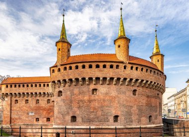 Barbican 'ı ziyaret eden Barbakan, Cracow, Polonya' da yaşıyor. Avrupa 'nın en iyi korunmuş ortaçağ barbikalı UNESCO dünya mirası sahası.