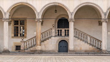 Polonya 'nın Krakow kentindeki Wawel adlı kraliyet kalesinin Rönesans avlusuna bakın..