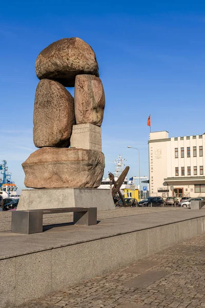 グディニア ポーランド2019年9月24日海の人々への記念碑ゴムブロヴィチ広場のグディニア港にある海事局の歴史的建造物の前 — ストック写真