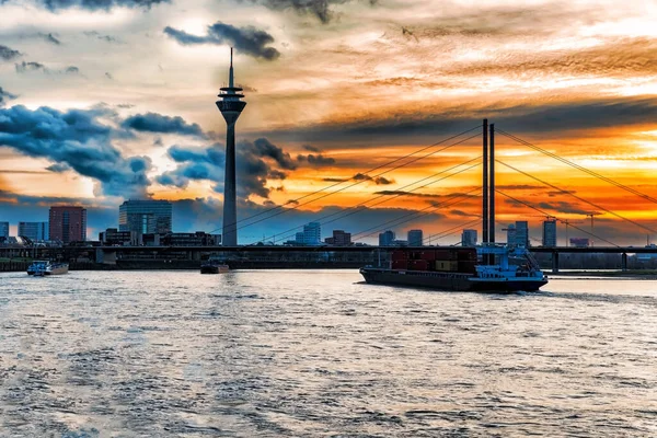 Köprü Düsseldorf Şehir Manzarası Ile Ren Nehrinin Üzerindeki Sunset Manzara — Stok fotoğraf