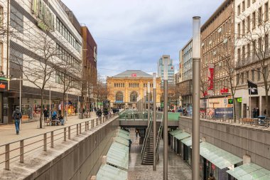 Hannover, Almanya - 27 Ocak 2019: Hannover, Lower Saxony, Almanya 'da Bahnhofstrasse Caddesi' ndeki ana tren istasyonu ile birlikte Shops 'ta görüş.