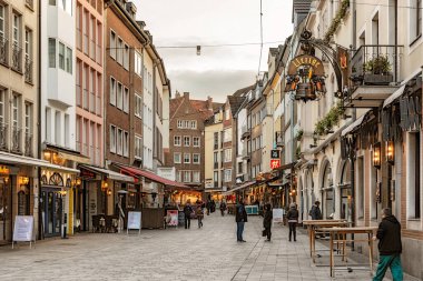 Düsseldorf, Almanya 29 Ocak 2019 Düsseldorf, Almanya. Berger Caddesi 'nde yürüyen insanlar, eski kasaba bölgesinde yayalar.