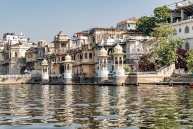 Pichola Gölü, Udaipur, Rajasthan, Hindistan yakınlarındaki binalara ve saraylara bakın..