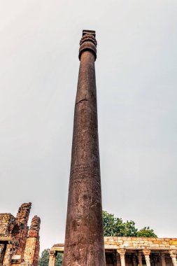Demir Sütun, Kutub ya da Kutup Kompleksi 'ni dünyanın 73 metre yüksekliğindeki en uzun minaresine yerleştirdi. Burası Delhi, Hindistan 'daki UNESCO Dünya Mirası Bölgesi. 