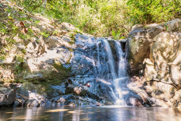 Los Nietos瀑布位于巴拿马Azuero半岛的Cerro Canajagua国家公园外 要到达那里是相当具有挑战性的远足 也是一个当地人去的地方 — 图库照片