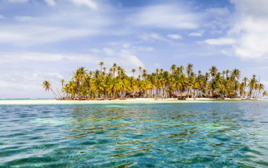 Panama 'nın siyasi özerk Guna bölgesindeki güzel yalnız San Blas adası. Turkuaz tropikal deniz, Orta Amerika 'da önemli bir seyahat noktası.