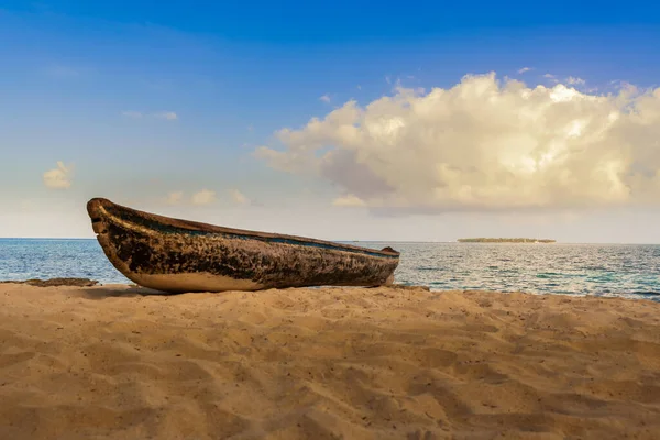 在巴拿马政治上自治的Guna领土上的加勒比San Blas岛上美丽而寂寞的海滩上 土著人民乘船游览 绿松石热带海 中美洲地标性旅游胜地 — 图库照片